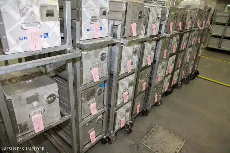 Wanderlust_tips_Dot-nhap-khu-che-bien-so-an-cua-United-Airlinesi-12