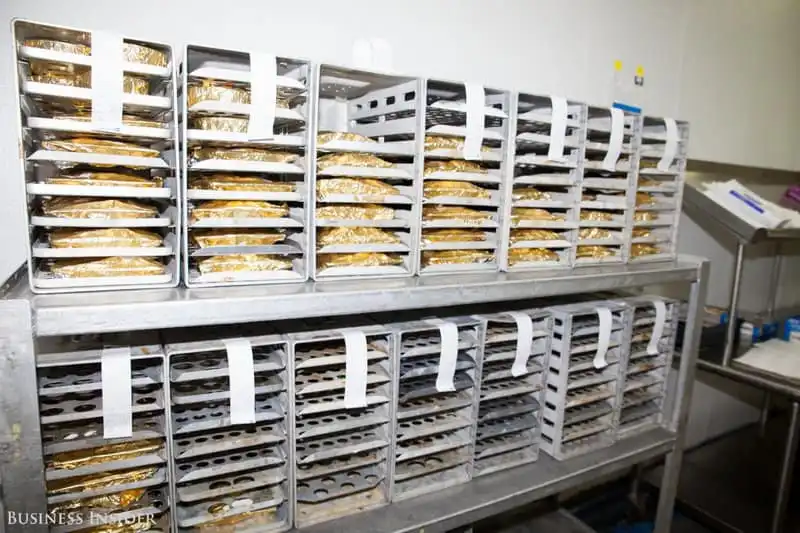 Wanderlust_tips_Dot-nhap-khu-che-bien-so-an-cua-United-Airlinesi-16