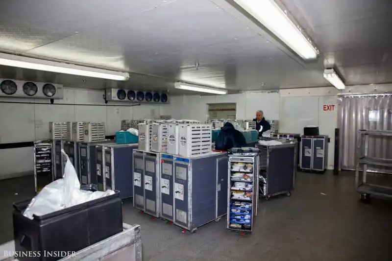 Wanderlust_tips_Dot-nhap-khu-che-bien-so-an-cua-United-Airlinesi-19