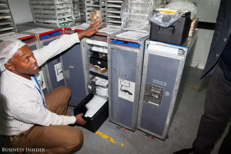 Wanderlust_tips_Dot-nhap-khu-che-bien-so-an-cua-United-Airlinesi-2