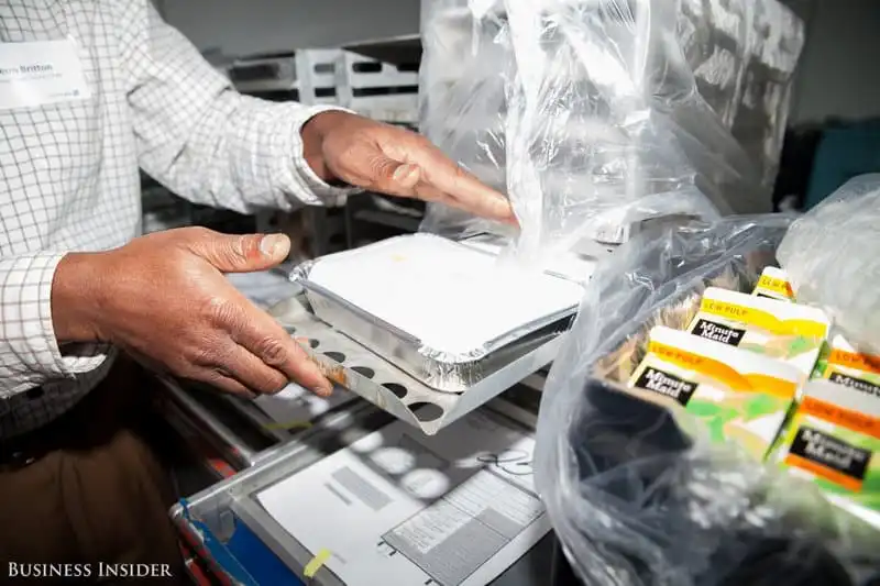 Wanderlust_tips_Dot-nhap-khu-che-bien-so-an-cua-United-Airlinesi-21