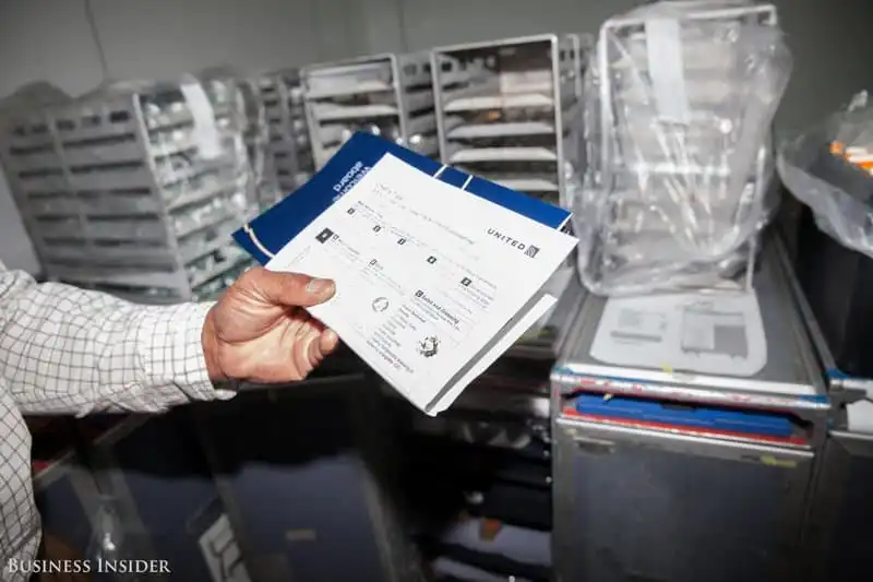 Wanderlust_tips_Dot-nhap-khu-che-bien-so-an-cua-United-Airlinesi-23