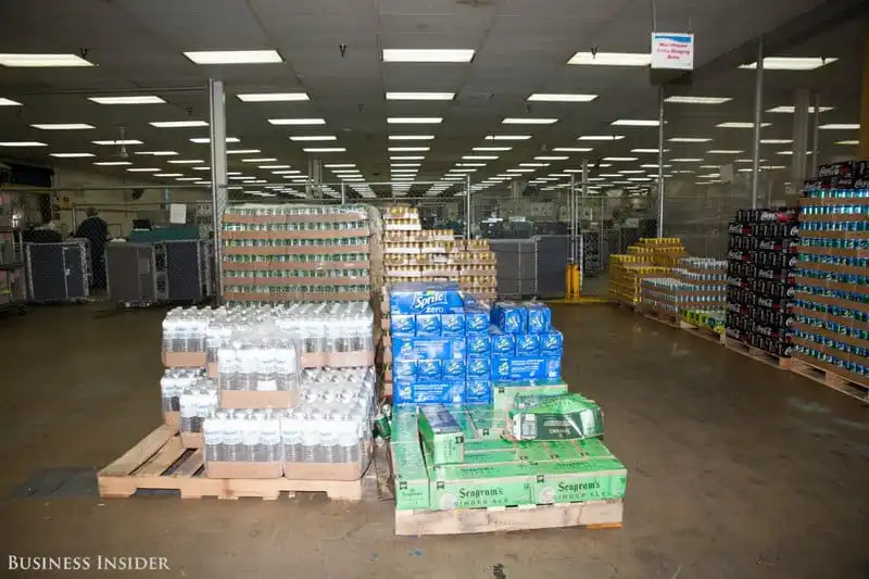 Wanderlust_tips_Dot-nhap-khu-che-bien-so-an-cua-United-Airlinesi-25