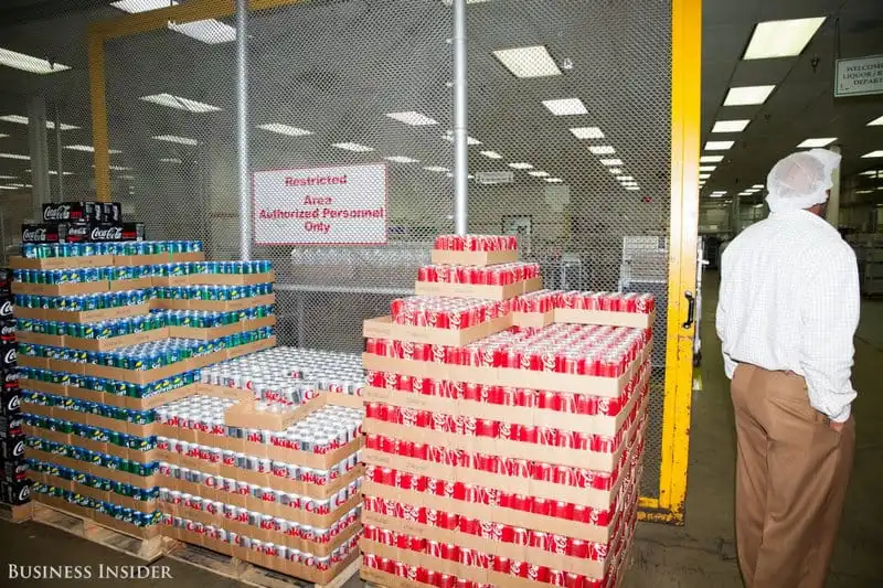 Wanderlust_tips_Dot-nhap-khu-che-bien-so-an-cua-United-Airlinesi-26