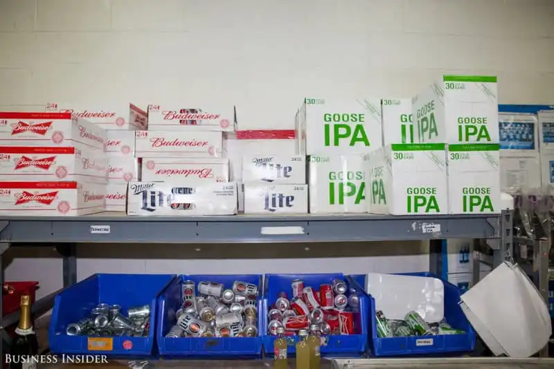 Wanderlust_tips_Dot-nhap-khu-che-bien-so-an-cua-United-Airlinesi-27