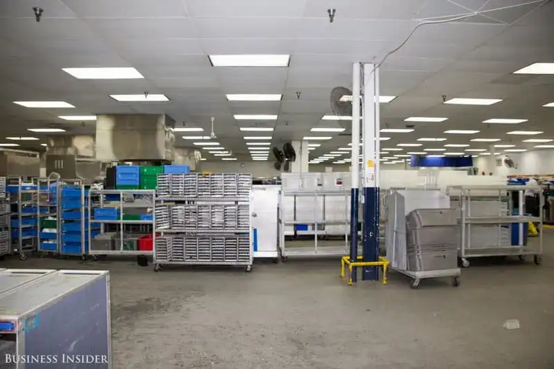 Wanderlust_tips_Dot-nhap-khu-che-bien-so-an-cua-United-Airlinesi-28