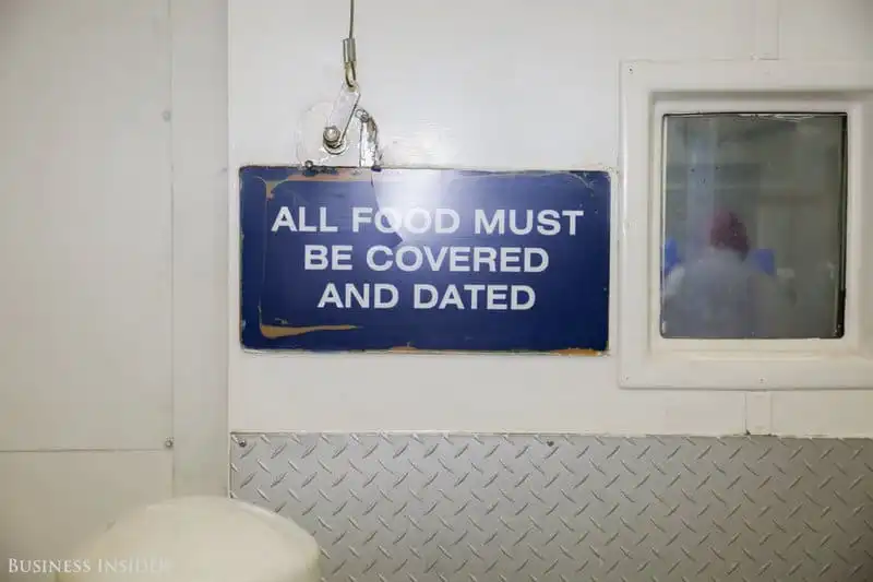 Wanderlust_tips_Dot-nhap-khu-che-bien-so-an-cua-United-Airlinesi-4