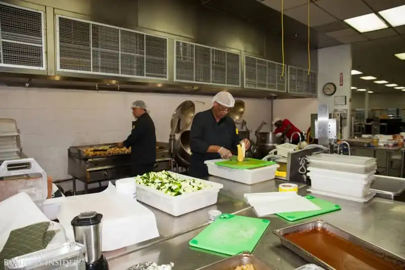 Wanderlust_tips_Dot-nhap-khu-che-bien-so-an-cua-United-Airlinesi-5