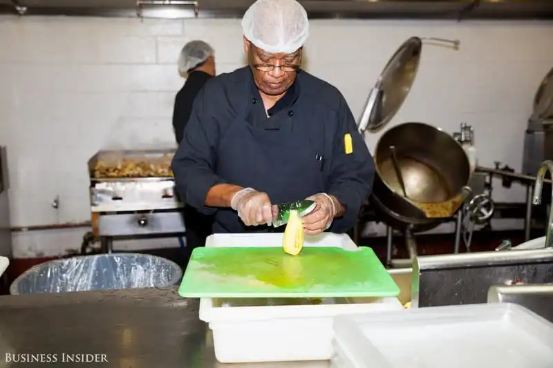 Wanderlust_tips_Dot-nhap-khu-che-bien-so-an-cua-United-Airlinesi-6