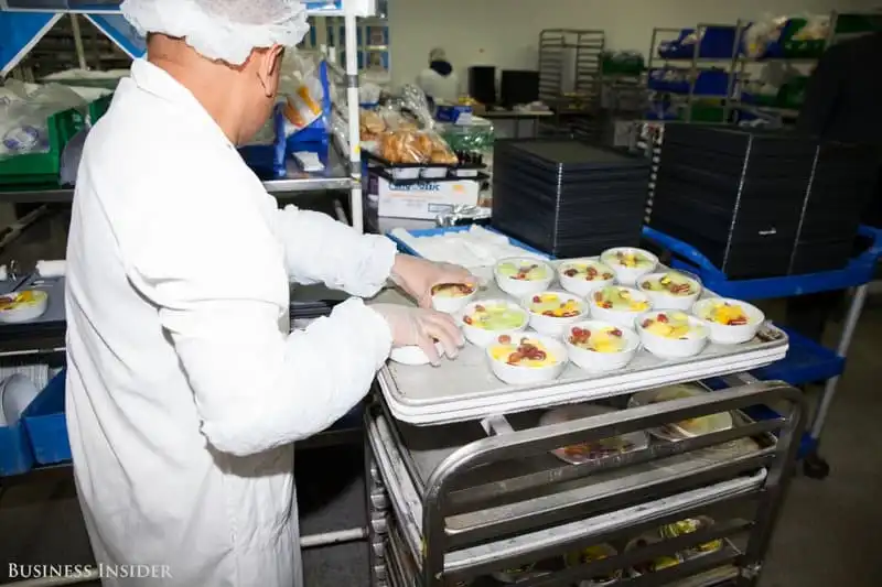 Wanderlust_tips_Dot-nhap-khu-che-bien-so-an-cua-United-Airlinesi-8