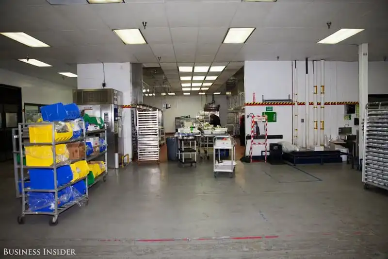 Wanderlust_tips_Dot-nhap-khu-che-bien-so-an-cua-United-Airlinesi-9