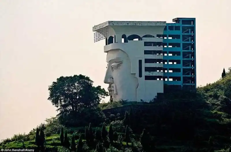 kham-pha-nhung-dia-diem-bo-hoang-ma-mi-tren-the-gioi-wanderlusttips3