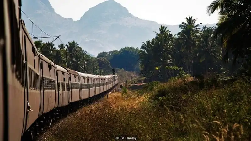 wanderlust-tips-85-tieng-tren-chuyen-tau-dai-nhat-an-do-1