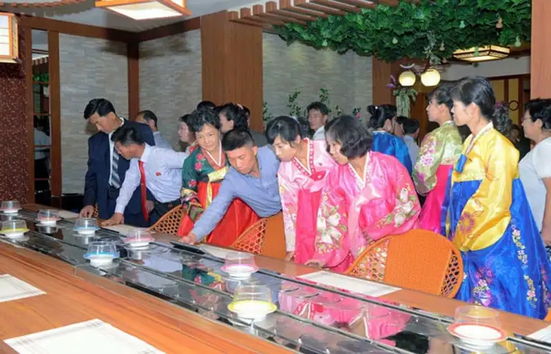 Bên trong nhà hàng sushi đầu tiên ở Bình Nhưỡng, Triều Tiên 5 wanderlust-tips-ben-trong-nha-hang-sushi-dau-tien-o-binh-nhuong-trieu-tien-1