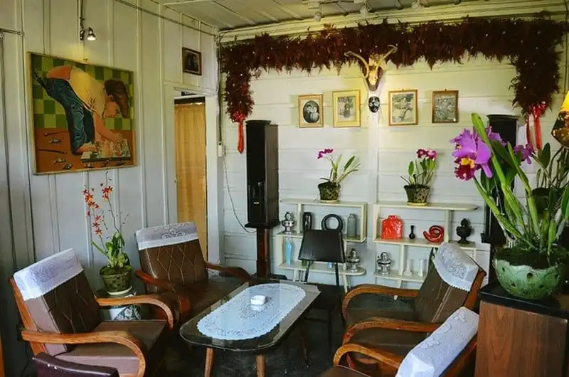 wanderlust-tips-can-nha-hon-70-nam-o-da-lat-tro-thanh-quan-ca-phe-co-kinh-2