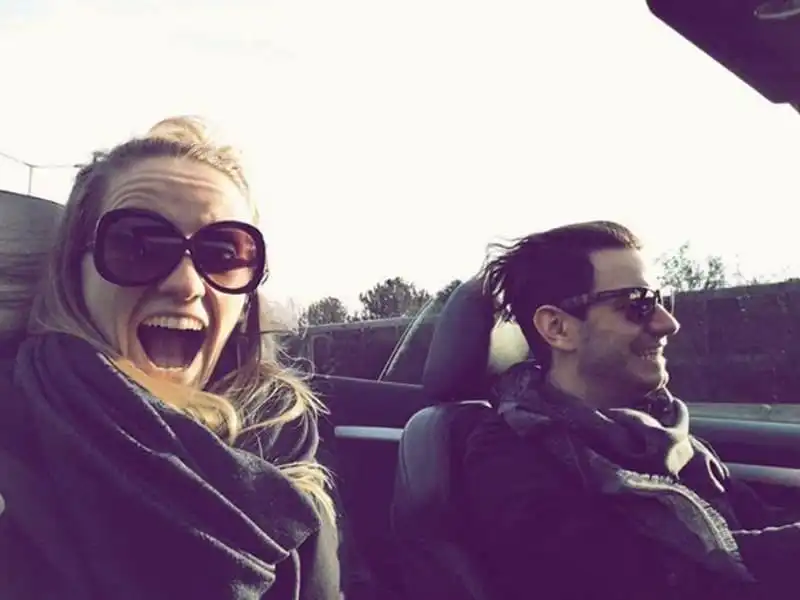 wanderlust-tips-cap-doi-cau-hon-va-lam-dam-cuoi-ngay-tren-may-bay-10