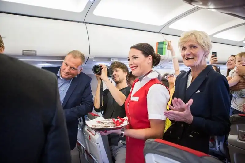 wanderlust-tips-cap-doi-cau-hon-va-lam-dam-cuoi-ngay-tren-may-bay-13