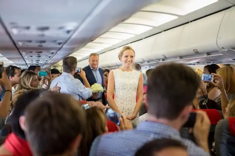 wanderlust-tips-cap-doi-cau-hon-va-lam-dam-cuoi-ngay-tren-may-bay-14