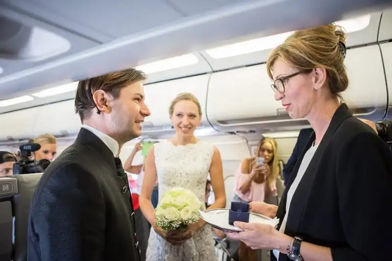 wanderlust-tips-cap-doi-cau-hon-va-lam-dam-cuoi-ngay-tren-may-bay-15