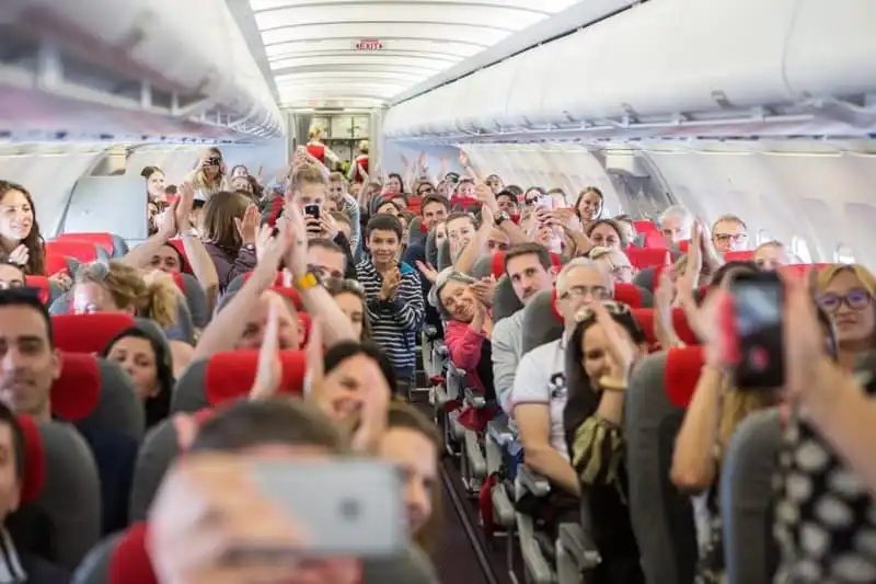 wanderlust-tips-cap-doi-cau-hon-va-lam-dam-cuoi-ngay-tren-may-bay-16