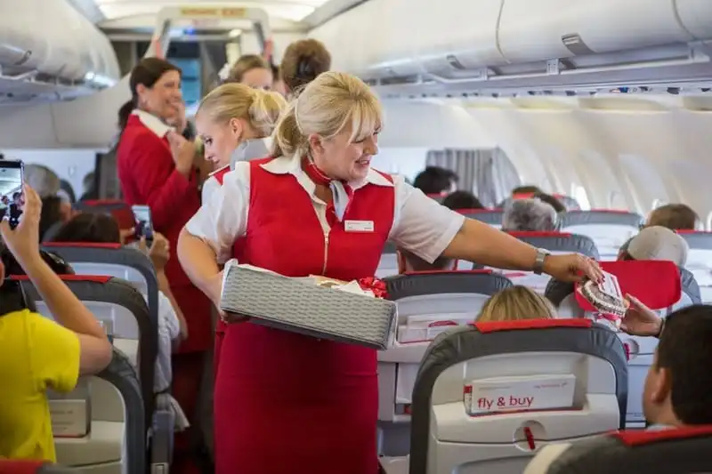 wanderlust-tips-cap-doi-cau-hon-va-lam-dam-cuoi-ngay-tren-may-bay-17