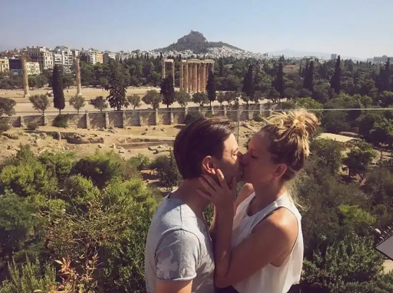 wanderlust-tips-cap-doi-cau-hon-va-lam-dam-cuoi-ngay-tren-may-bay-18