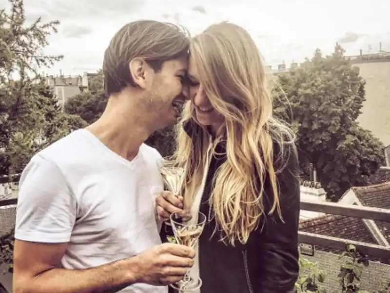 wanderlust-tips-cap-doi-cau-hon-va-lam-dam-cuoi-ngay-tren-may-bay-19