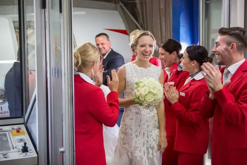 wanderlust-tips-cap-doi-cau-hon-va-lam-dam-cuoi-ngay-tren-may-bay-2