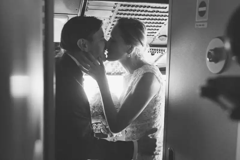 wanderlust-tips-cap-doi-cau-hon-va-lam-dam-cuoi-ngay-tren-may-bay-20