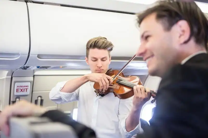 wanderlust-tips-cap-doi-cau-hon-va-lam-dam-cuoi-ngay-tren-may-bay-3