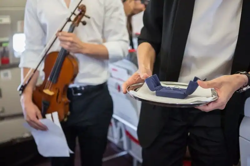 wanderlust-tips-cap-doi-cau-hon-va-lam-dam-cuoi-ngay-tren-may-bay-4