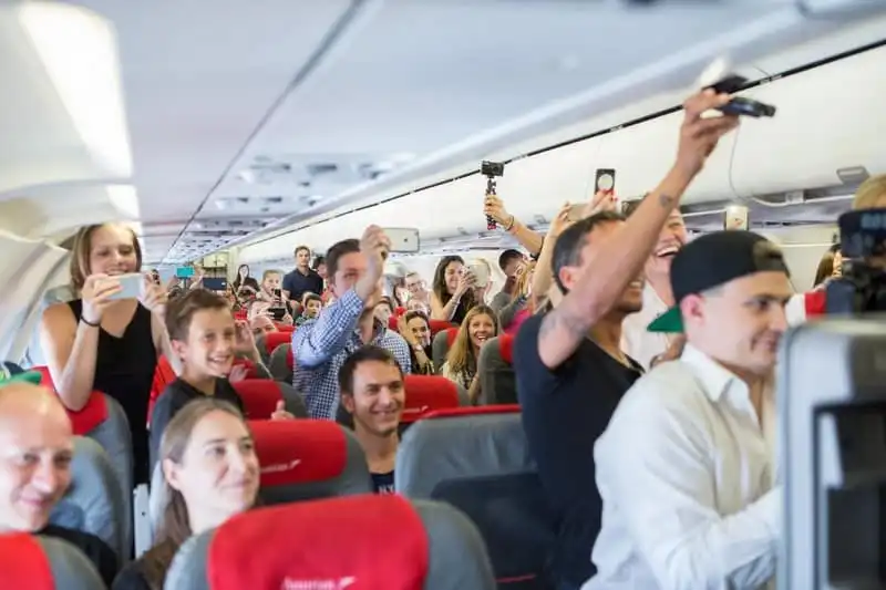 wanderlust-tips-cap-doi-cau-hon-va-lam-dam-cuoi-ngay-tren-may-bay-5