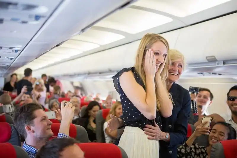 wanderlust-tips-cap-doi-cau-hon-va-lam-dam-cuoi-ngay-tren-may-bay-6