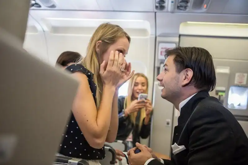 wanderlust-tips-cap-doi-cau-hon-va-lam-dam-cuoi-ngay-tren-may-bay-7