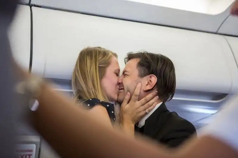 wanderlust-tips-cap-doi-cau-hon-va-lam-dam-cuoi-ngay-tren-may-bay-9