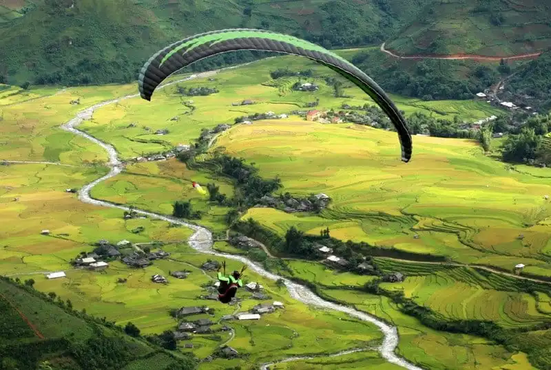 [19/09/2015 13:23:08] Ngày 19 và 20/9/2015, Festival dù lu?n "Bay trên mùa vàng 2015", m?t ho?t d?ng c?a Tu?n van hóa Danh th?ng Qu?c gia Ru?ng b?c thang Mù Cang Ch?i 2015, di?n ra t?i khu v?c dèo Khau Ph?, huy?n Mù Cang Ch?i, t?nh Yên Bái. Trong ?nh: Các phi công dù lu?n trình di?n bay trong ngày 19/9. ?nh: Th? Duy?t  TTXVN