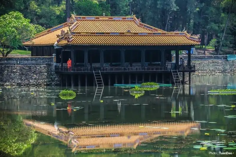 wanderlust-tips-ghe-tham-lang-mo-o-hue-cua-vi-vua-co-103-ba-vo-4