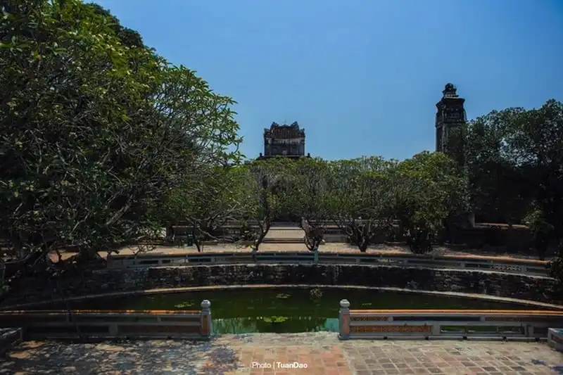 wanderlust-tips-ghe-tham-lang-mo-o-hue-cua-vi-vua-co-103-ba-vo-8