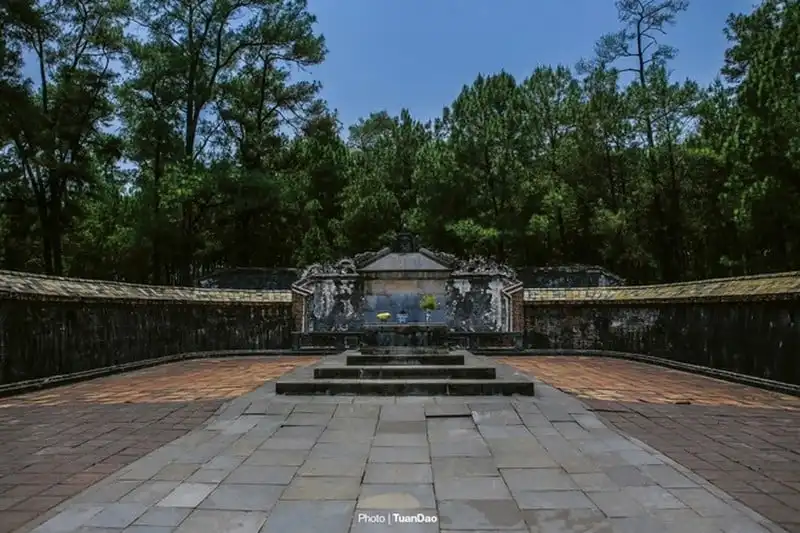 wanderlust-tips-ghe-tham-lang-mo-o-hue-cua-vi-vua-co-103-ba-vo-9