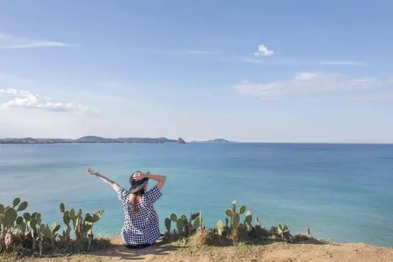 wanderlust-tips-hari-won-khoe-anh-rang-ro-tai-bai-xep-phu-yen-3