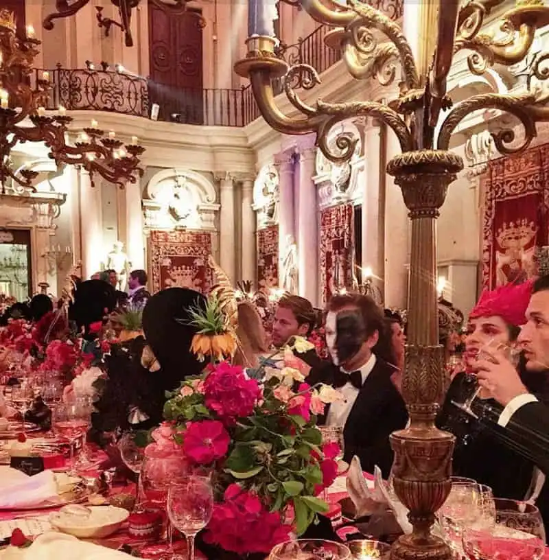 wanderlust-tips-hoi-con-nha-giau-the-gioi-va-nhung-ky-nghi-he-xa-xi-nhat-13