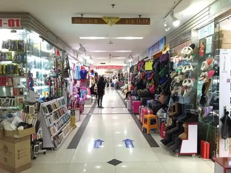 wanderlust-tips-kham-pha-3-khu-cho-tuyet-nhat-o-thuong-hai-2