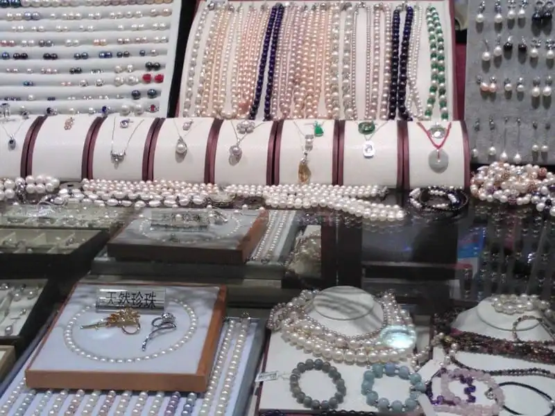 wanderlust-tips-kham-pha-3-khu-cho-tuyet-nhat-o-thuong-hai-3