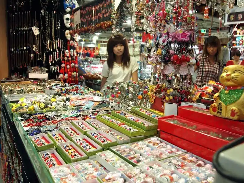 wanderlust-tips-kham-pha-3-khu-cho-tuyet-nhat-o-thuong-hai-5