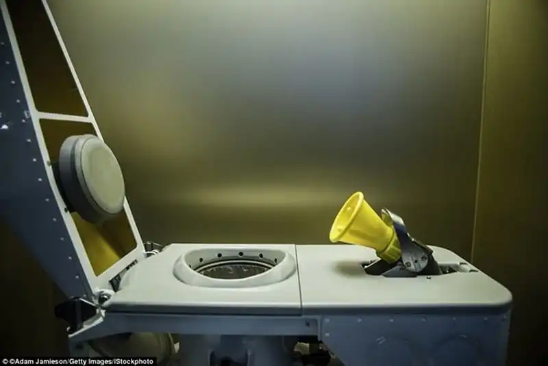 wanderlust-tips-muon-kieu-toilet-doc-dao-khap-the-gioi-2