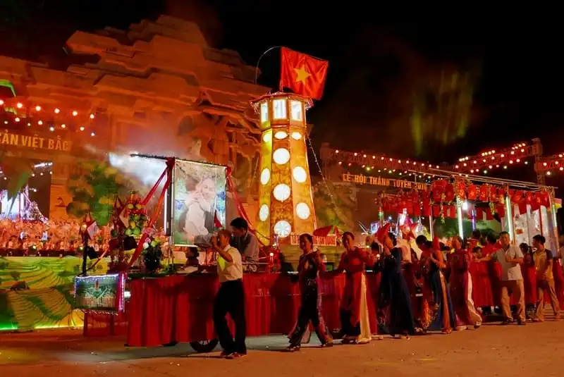 wanderlust-tips-nao-nhiet-le-dieu-hanh-den-long-trung-thu-lon-nhat-ca-nuoc-10