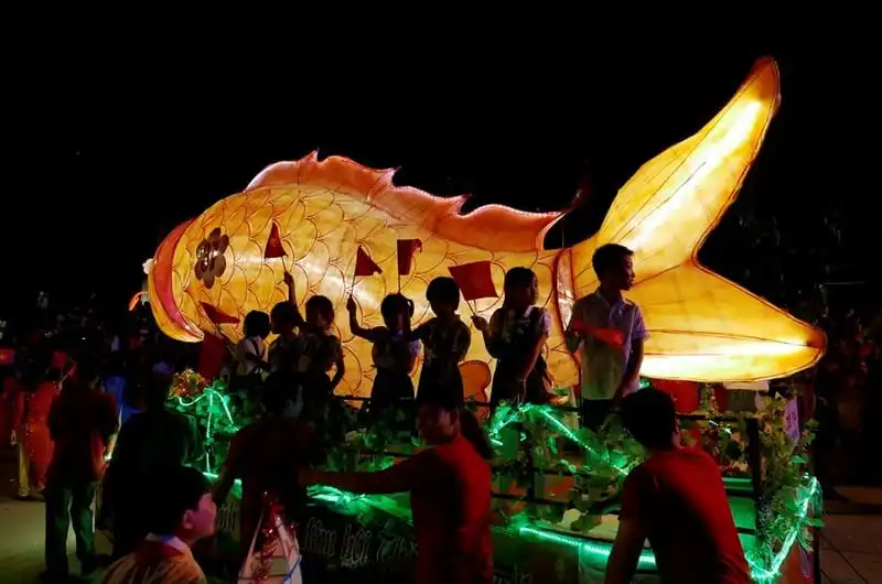 wanderlust-tips-nao-nhiet-le-dieu-hanh-den-long-trung-thu-lon-nhat-ca-nuoc-12