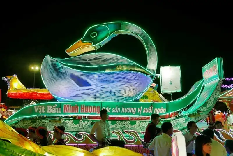 wanderlust-tips-nao-nhiet-le-dieu-hanh-den-long-trung-thu-lon-nhat-ca-nuoc-14