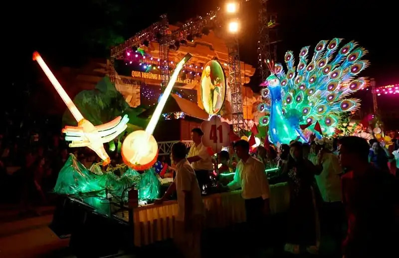 wanderlust-tips-nao-nhiet-le-dieu-hanh-den-long-trung-thu-lon-nhat-ca-nuoc-15