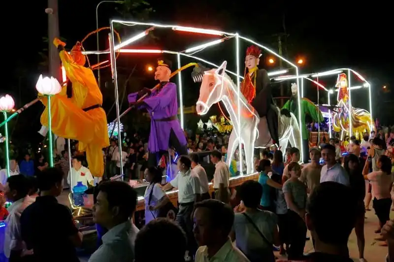 wanderlust-tips-nao-nhiet-le-dieu-hanh-den-long-trung-thu-lon-nhat-ca-nuoc-17